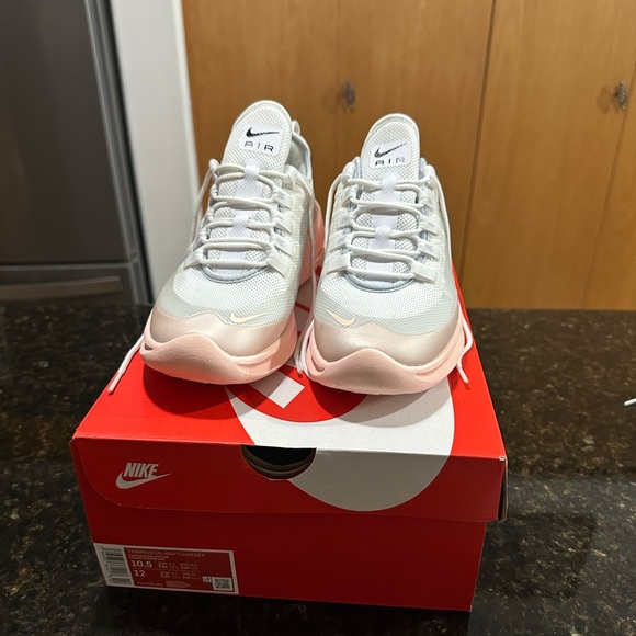 WMNS AIR MAX AXIS 'WASHED CORAL AURA'. Warn only once. Great Condition - Picture 8 of 14